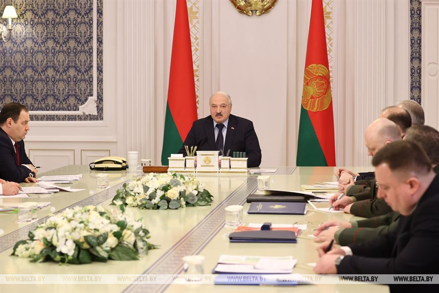 Лукашенко: динамика уровня угроз Беларуси заставляет нас держать руку на пульсе военно-промышленного производства 0